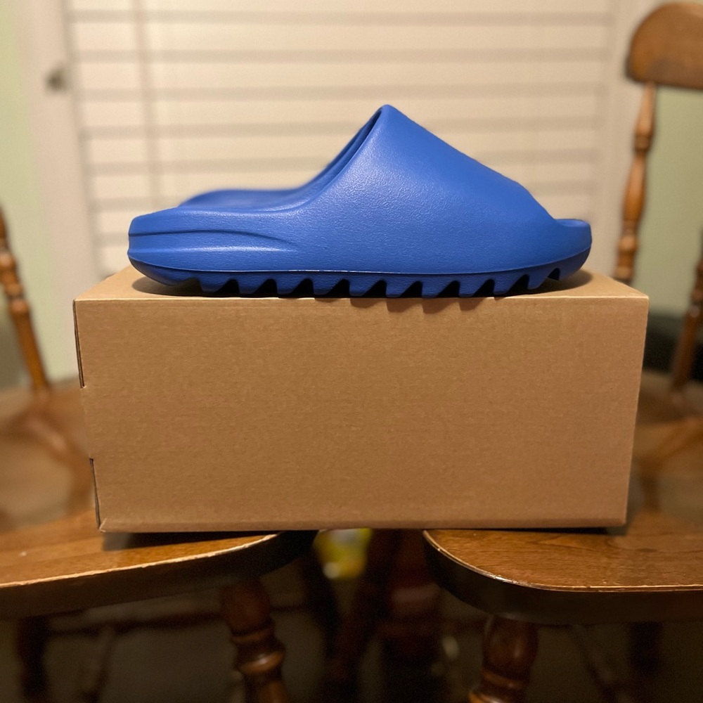 Yeezy Slides Size 11DS Rare Color-way ID4133 is the style code AZURE Blue 🚢💨 - Picture 5 of 10